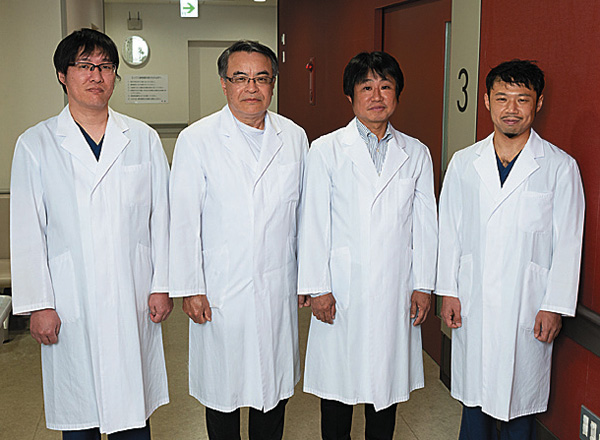 写真右から、住田貴之医師、森院長、服部副院長、田之上崇医師