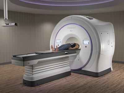 がん放射線治療機器「トモセラピー」。直前にＣＴ撮影を行い、より精度の高い集中照射を実施。