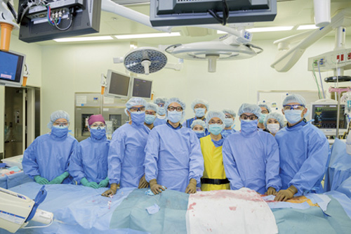 同院の“ハートチーム”。心臓血管外科医と循環器内科医が協力して、TAVIなどの高度な心臓病手術を実施。