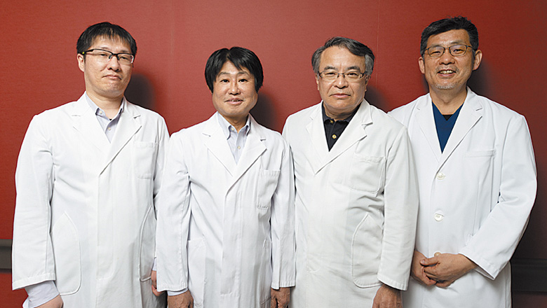 右から古賀格医師、服部敏副院長、森俊一院長、田之上崇医師の4名が常勤している