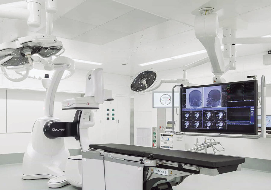 ハイブリッド手術装置「ディスカバリーIGS740」／心・血管X線撮影装置と手術台を組み合わせた、高度な医療を行える手術室。