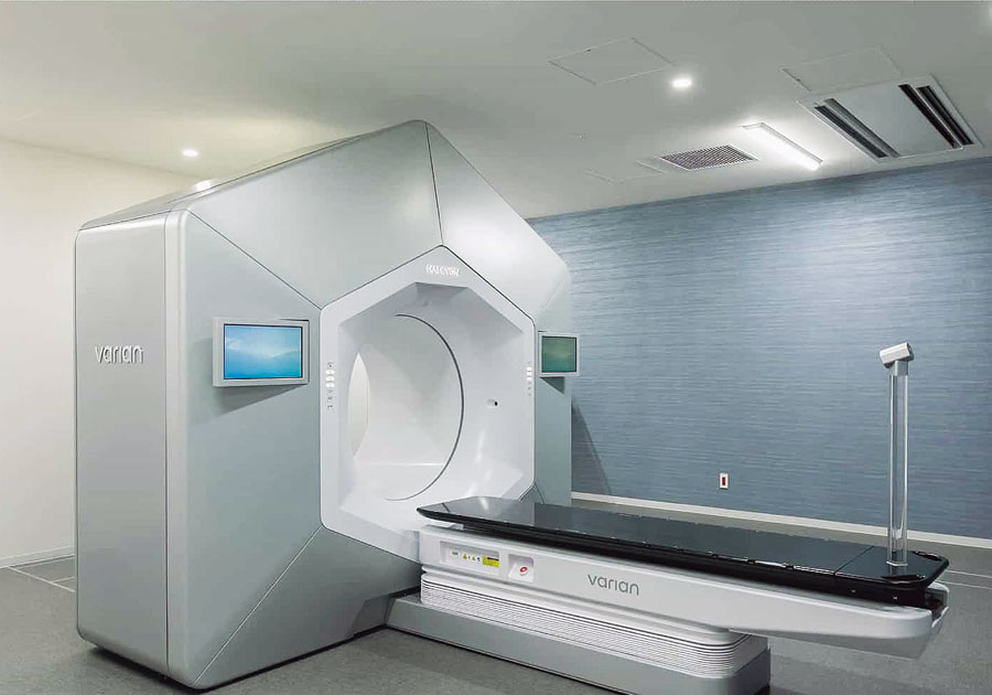 強度変調放射線治療（IMRT）専用装置「ハルシオン」／短時間に、高精度で行える次世代放射線機器。主に前立腺がんや脳腫瘍に利用。