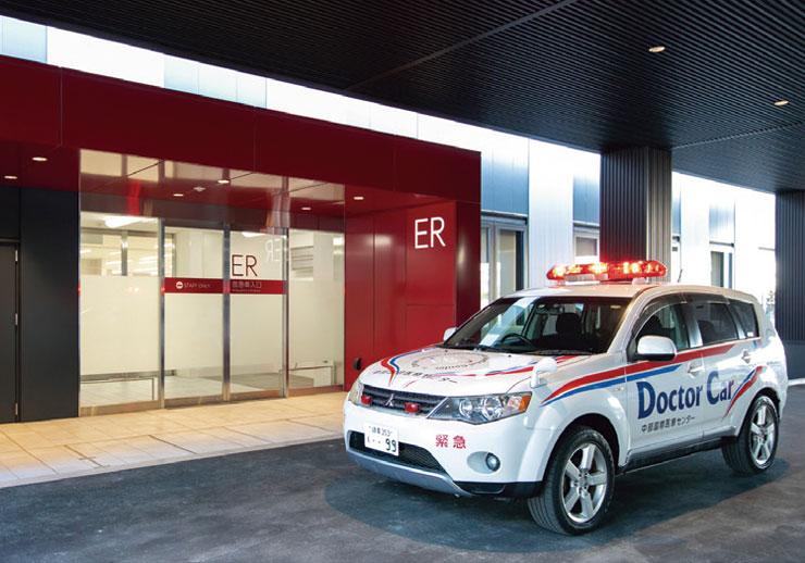 救命救急／365日24時間体制の救急部門。ドクターカーの運用も始まり、敷地内に救急救命士が常駐する「救急ワークステーション」も設置されている。