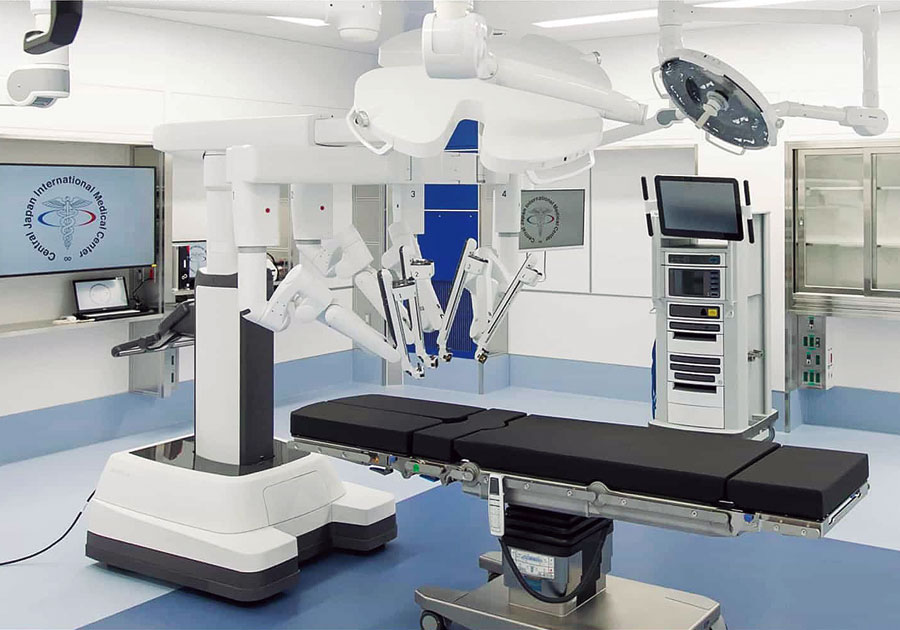 手術支援ロボット「ダビンチ」／鮮明な3D画像を映し出し、的確かつ迅速な低侵襲手術が可能。