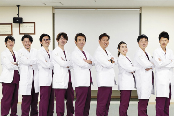 がん切除術（ESD）など内視鏡検査・治療も同院の強み。デザインを一新した白衣を着る内視鏡チーム