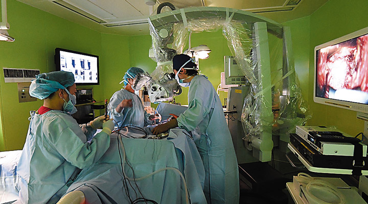 顕微鏡や手術ナビゲーションなどの先進機器を整備し、緊急手術に対応できる手術室が複数ある。