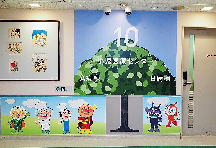 小児医療センターのエントランスではアンパンマンのキャラクターが出迎えています。