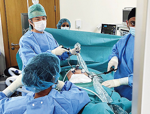 IVAの国際共同研究：Kuwaitの病院でIVAの腹腔鏡下手術の指導。