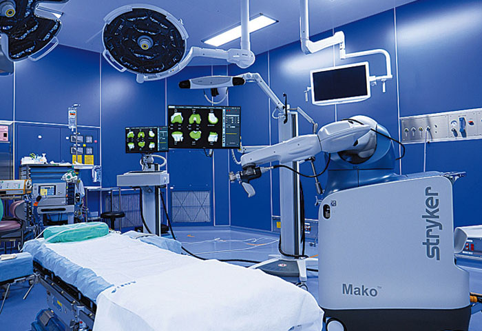 人工関節手術支援ロボット「Mako（メイコー）」を導入し、精度の高い手術を実現する。