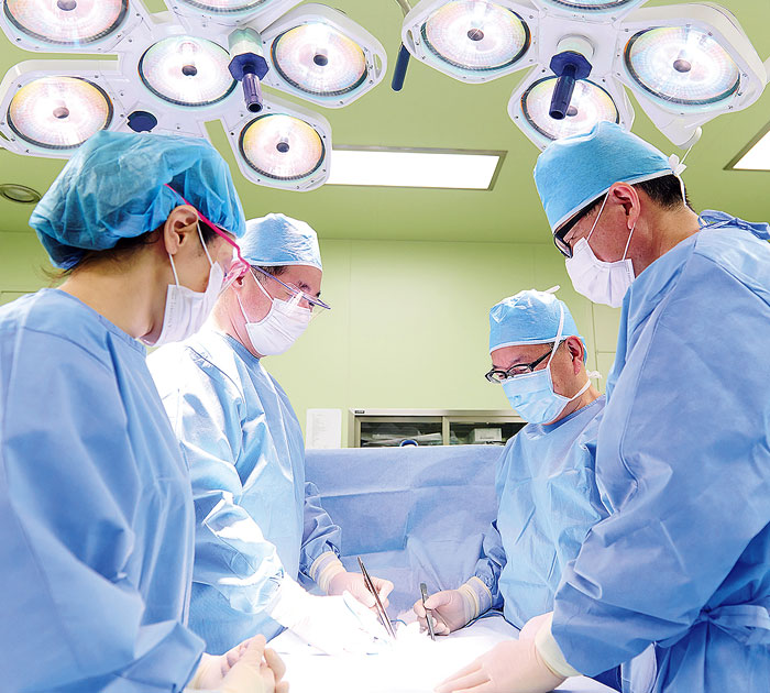 外科では松倉院長（写真：中央左）を中心に複数人の外科専門医により、肝胆膵疾患の手術を多数行っている