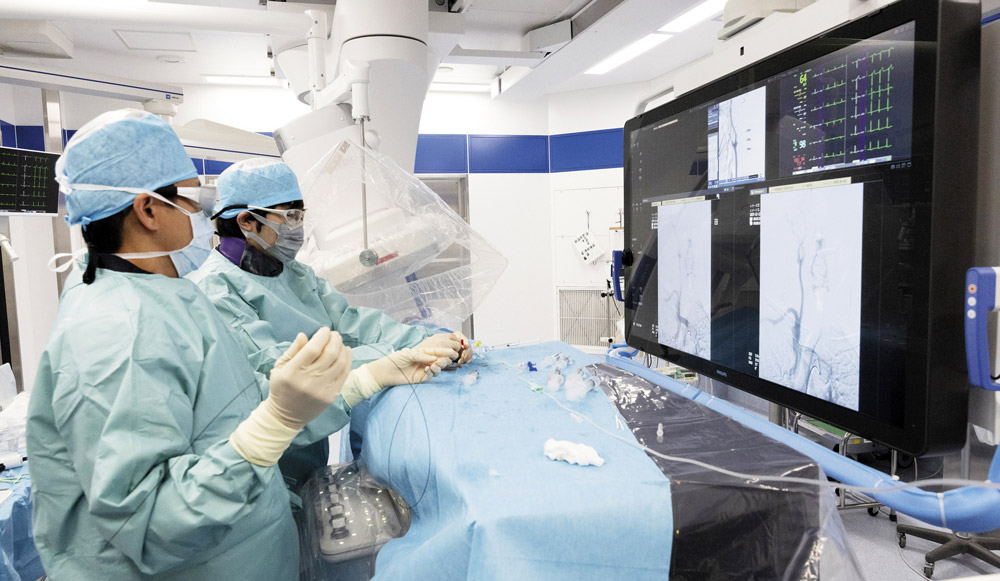 「全身血管病」対応ハイブリッド手術室／新病棟開設に伴い、現病棟にある従来の手術室も拡張。先進の血管造影装置を導入し、精度の高いカテーテル手技を行う