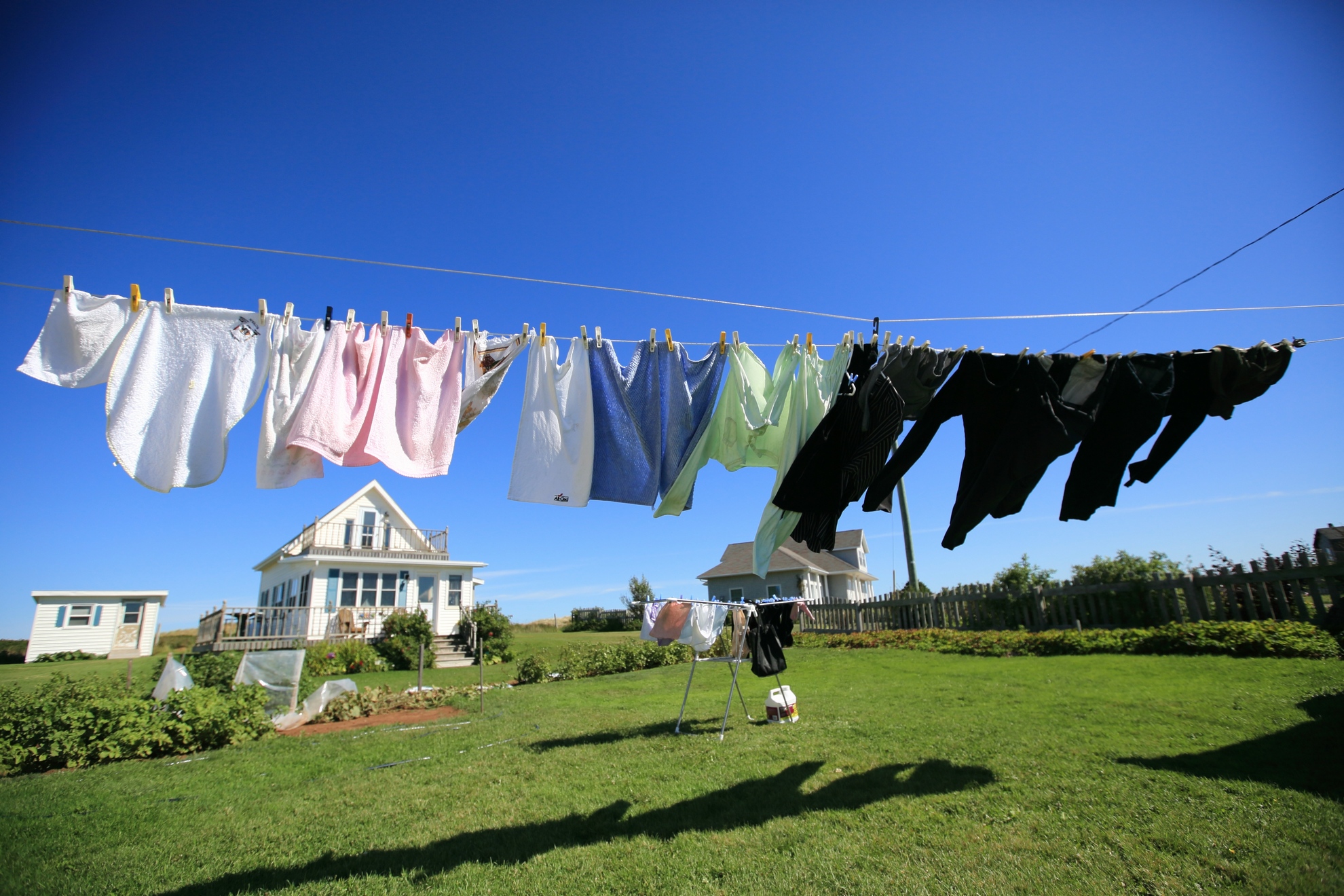 太陽の下で洗濯物がはためくＰＥＩらしい光景 ©Destination Canada
