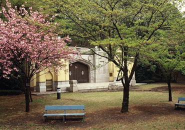 Centenary Stage (Sakura Plaza, Tama Campus) A monument in the image of the South Gate (former Main Gate) of the former Surugadai Campus and a building (entrance of Building No. 2).