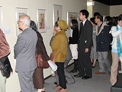 内覧会で浮世絵の名品を鑑賞する人達