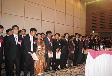 A group photograph of students who passed the New Law Examination.