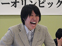 メッセージビデオを見て爆笑する浅津選手（１）