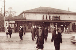 1930年代の市ケ谷駅を利用する法大生