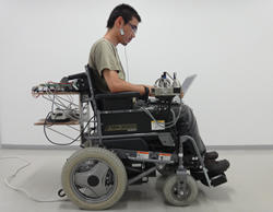 操縦装置を既製の電動車いすに取り付けて、筋電位で操縦可能な電動車いす