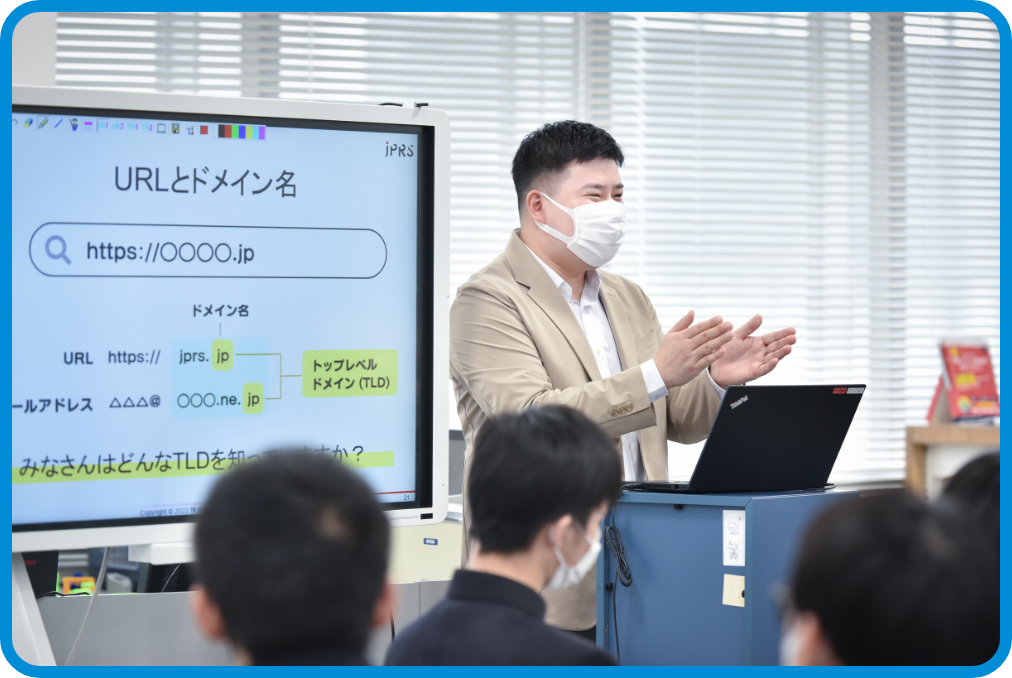 授業をするJPRS横井さん