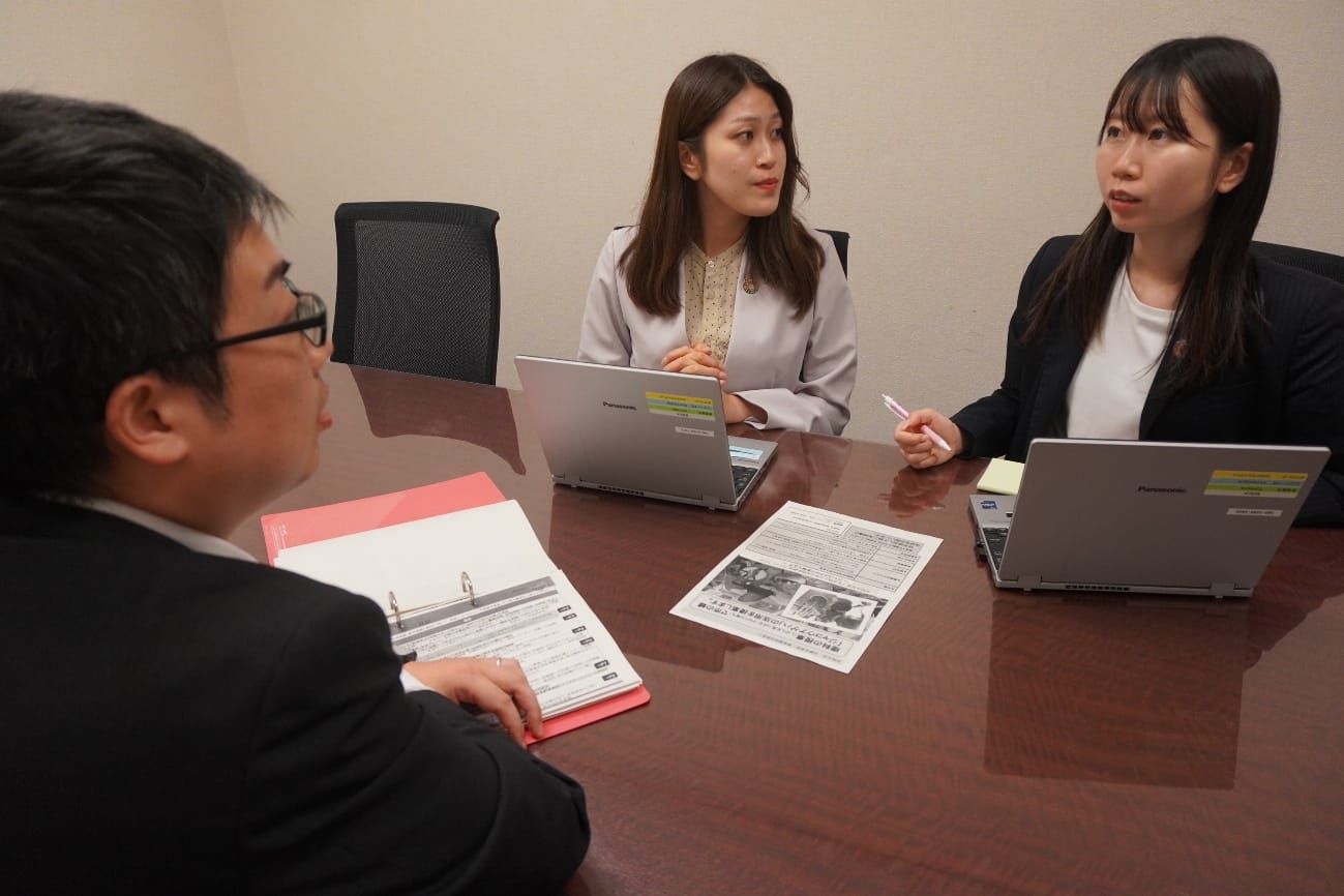 未来創造会議のミーティングをする安田さん（右）と小西さん（2024年7月25日、三井住友信託銀行姫路支店で）