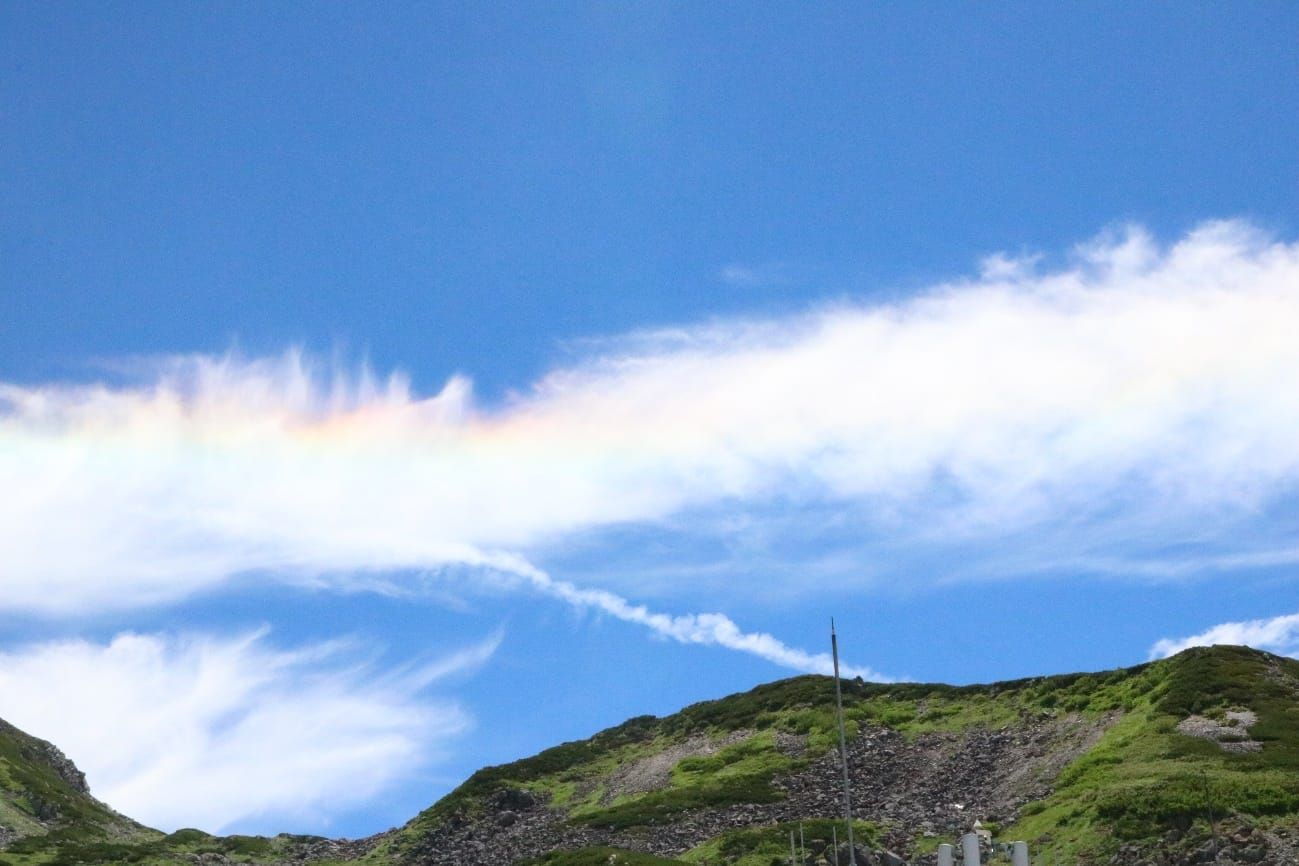 作業中、空には七色に輝く美しい「彩雲」も現れた