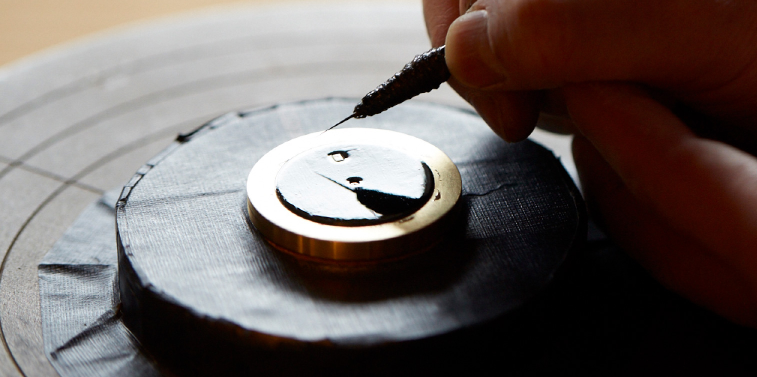 the glossy beauty of the dial created by the urushi