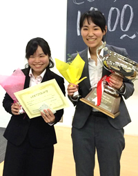 優勝カップと表彰状を手にする久保さん（右）と小内さん
