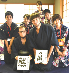 書道部の協力で行われた留学生を対象とした日本文化体験
