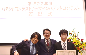 コンテスト表彰式にて（中央：川北先生、右：片山さん、左：カンさん）