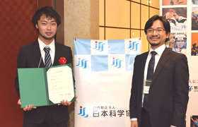 金澤宏樹さん（左）と指導教員の近藤次郎准教授（右）