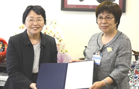 横浜市教育委員会　岡田優子教育長（右）、杉村美紀学術交流担当副学長（左)
