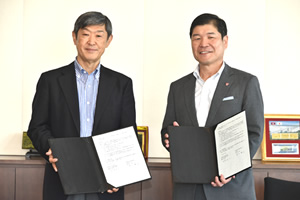 北岡伸一JICA理事長（左）と早下隆士学長