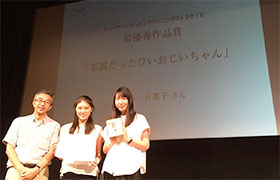（左から）ゼミで指導する水島教授と松本さん、和田さん