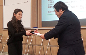 「軍属だったひいおじいちゃん」で表彰状を受け取る松本日菜子さん