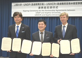 10月23日の調印式にて（左から左から近藤哲生UNDP駐日代表、早下隆士上智大学長、マイケル・リンデンバウアーUNHCR駐日代表）