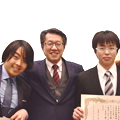 コンテスト表彰式にて（中央：川北先生、右：片山さん、左：カンさん）
