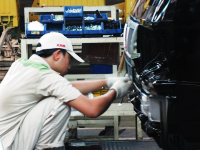 国づくりに貢献する車をほぼ手作業で組み立てる
