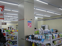 日用品雑貨が並ぶ店内。私たちになじみのある日本製品もある