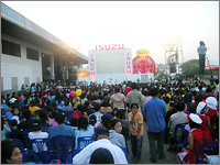 大勢の人で賑わうISUZU SHOW