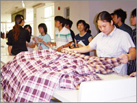 縫製の最終チェック中……
