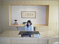 社長の椅子の後ろには、企業理念である「所期奉公・処事公明・立業貿易」の三綱領が掲げられていた
