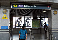 MRTの駅。休日のため、人影はまばらだった