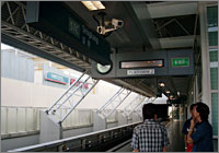 ホームの様子。電光掲示板で、次の電車の到着まで、あと何分なのかを確認できる