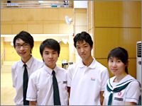 現地学生たちと一緒の記念写真