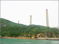 フェリーから見えた発電所。３本の大黒柱（煙突）