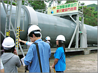 巨大なドラムの中で馬糞が処理されている