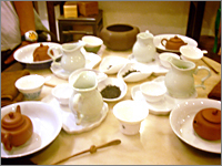 お茶の試飲。皆さんも是非、鉄観音を