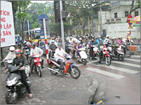 活気あふれるハノイの街並み。それにしてもバイクの数の多いこと！