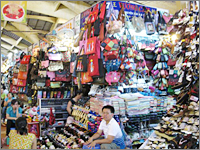 ベンタン市場。商品が所狭しと並べられていた