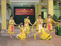 現地学生達が、ベトナムの踊りで歓迎してくれた